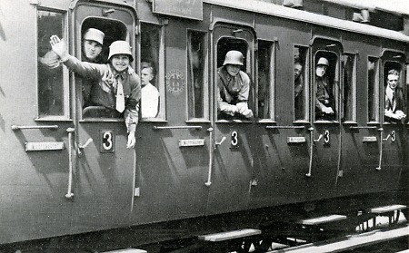 SA und HJ in einem Zug nach Hungen, 1932