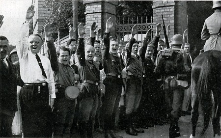 Nationalsozialisten jubeln der Reichswehr mit dem Hitlergruß zu, vor 1932