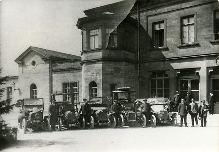 Droschken am Bahnhof Bensheim, 1911