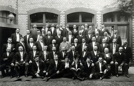 Gruppenfoto in Bensheim, um 1900