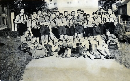 Bensheimer Hitlerjungen kurz vor dem Abmarsch, um 1938