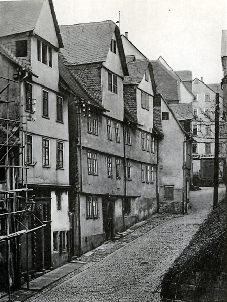 Häuserzeile am Lahntor in Marburg, um 1875