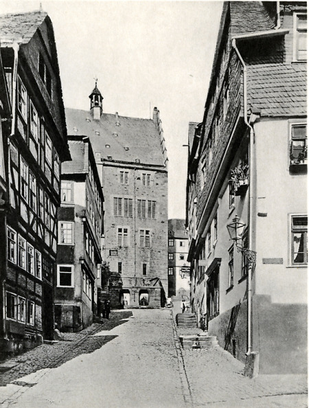 Blick auf die Rückseites des Rathauses von Marburg, um 1875