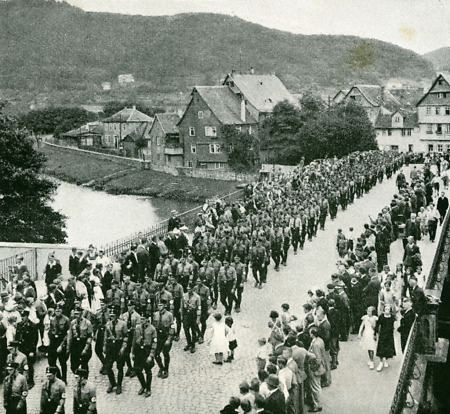 Kolonnen von SA und SS beim Marsch über die Weidenhäuser Brücke, 17. Juli 1932