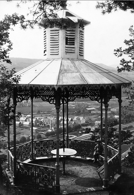 Der Aussichtspavillon „Tempelchen“ über Herborn, 1900