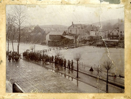 Hochwasser am Holzsteg über die Dill in Herborn, 1909