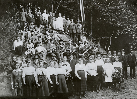 Musikkapelle und Besucher bei einer Einweihung in Igelsbach, 22. September 1921
