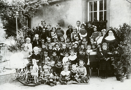 Kindergartengruppe mit Ordensschwester in Hirschhorn, 1920er Jahre