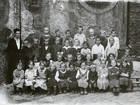 Schulklasse mit Lehrerin in Hirschhorn, um 1912/1913