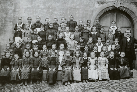 Mädchenklasse in Hirschorn mit ihrem Lehrer, vor 1898