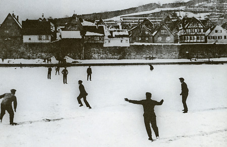 Personen auf dem zugefrorenen Neckar bei Hirschhorn, 1929