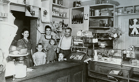 Familie in ihrem Laden in Hirschhorn, 1950er Jahre?