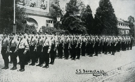 Frankfurter SS bei einem Aufmarsch in Darmstadt, 1931