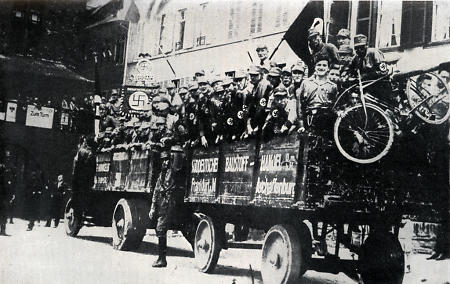 Frankfurter SA auf der Fahrt zur Sonnwendfeier in Kaub, 1928