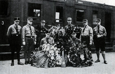Sprenger auf der Fahrt zur Beerdigung von Erich Jost, August 1929