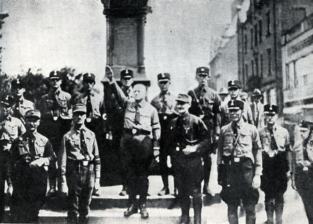 Sprenger und Gemeinder beim Vorbeimarsch der Frankfurter SA und SS in Limburg, 1931