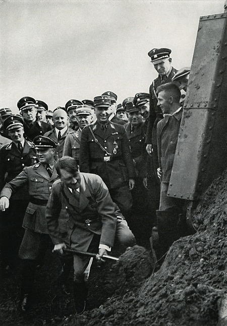 Adolf Hitler beim ersten Spatenstich zur Reichsautobahn in Frankfurt am Main, 1933