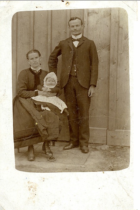 Ehepaar mit Kleinkind aus Rengershausen, um 1912