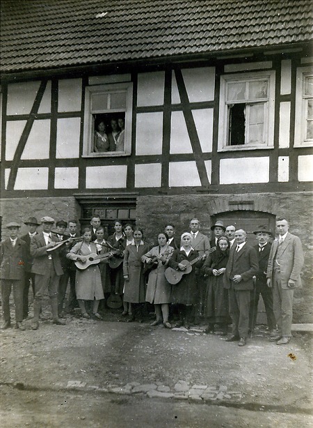 Wandergruppe mit Gitarren in Rengershausen, um 1930