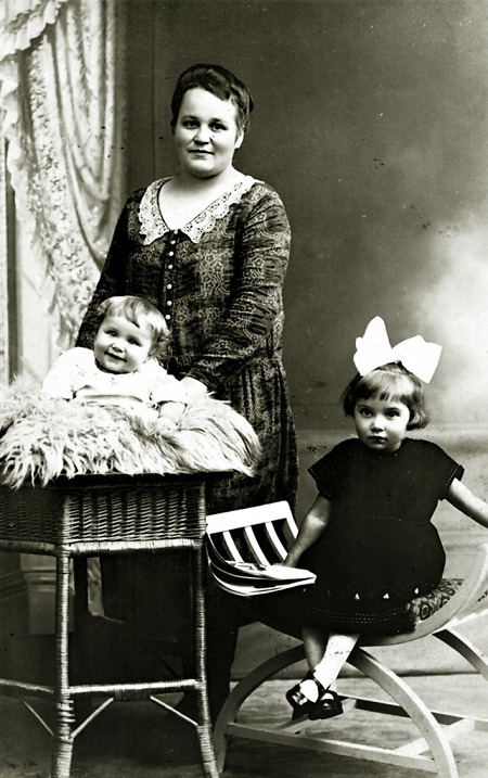 Mutter aus Körle mit zwei Kindern, 1926