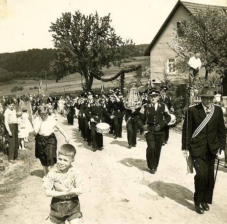 Musikkapelle beim Festzug in Rengershausen, um 1958