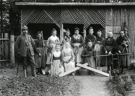 Hegemeister in Warzenbach mit Pflanzfrauen, um 1920