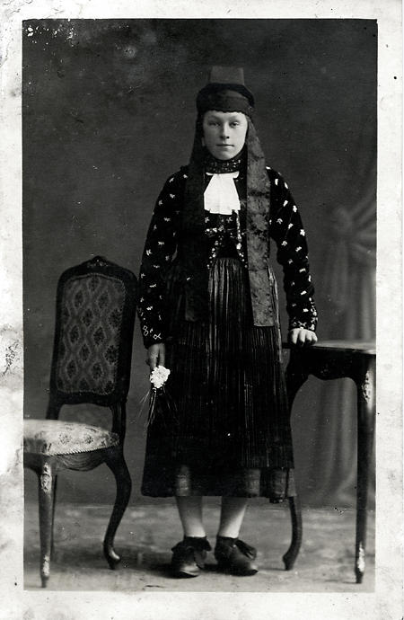 Junge Frau aus Allendorf (Hohenfels) in Hinterländer Tracht, um 1910