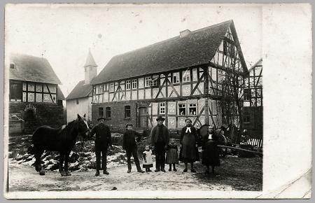 Familie Wege auf „Pirrisch“-Hof in Allendorf (Hohenfels), 1913