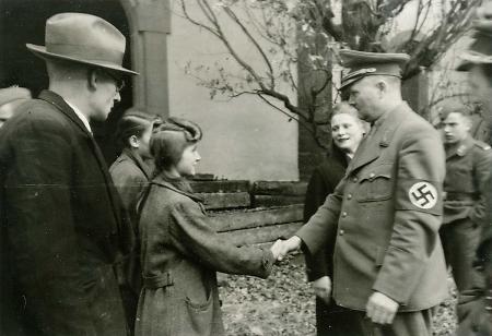 Gauleiter Karl Weinrich im Gespräch mit Kindern, 23. Oktober 1943