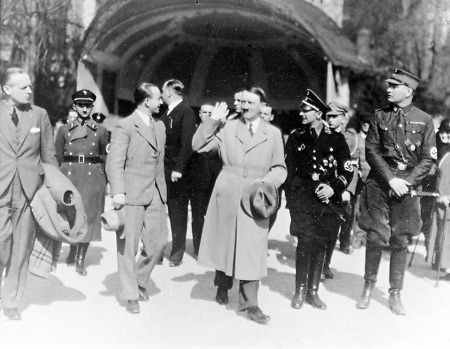 Der Führer und Reichskanzler Adolf Hitler in Wiesbaden, 21. März 1935