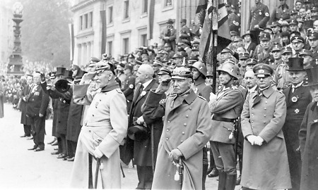 Militärischer Gruß bei einem Festumzug auf dem Luisenplatz in Wiesbaden, 1934