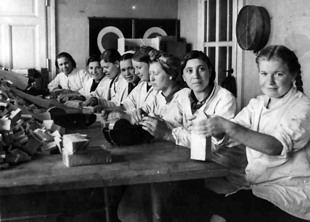 Russische Zwangsarbeiterinnen in den Chemischen Werken Albert in Wiesbaden, 1943