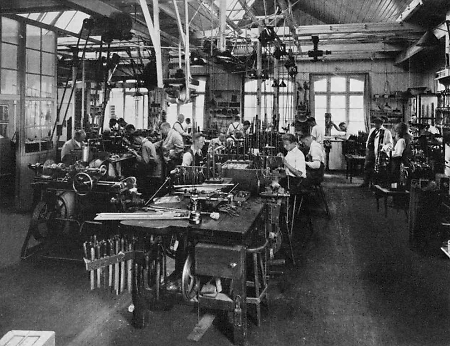 Der Hauptarbeitssaal der Blasinstrumenten-Firma W. Heckel in Biebrich, um 1931