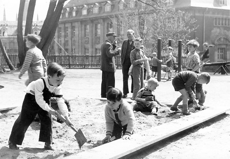 Kinder auf dem Spielplatz Büdingenstraße in Wiesbaden, um 1965