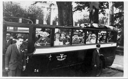 Ausflug in einem Bus mit offenem Dach in Wiesbaden, um 1930