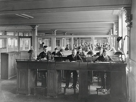 Angestellte im Hauptbüro der Firma Kalle in (Wiesbaden-)Biebrich, um 1900