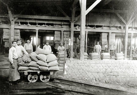 Arbeiter der Firma Dyckerhoff in Mainz-Amöneburg beim Zementverladen, um 1870?