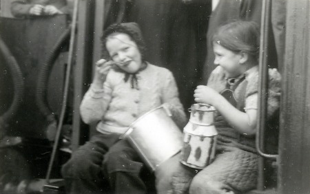 Flüchtlingskinder beim Essen nach dem Zugunglück in Bensheim, 5. November 1948