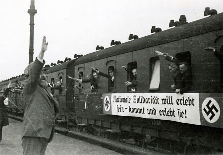 Nationalsozialisten im Bahnhof Bensheim, Januar 1935