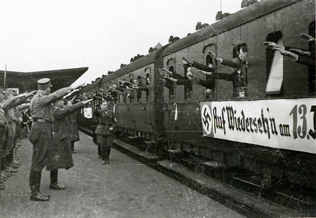 Nationalsozialisten im Bahnhof Bensheim, Januar 1935