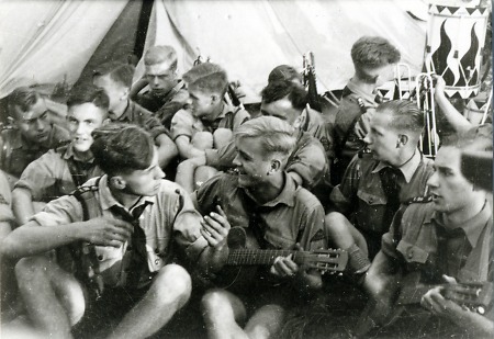 Bensheimer Hitlerjungen beim Musizieren, um 11. Oktober 1935