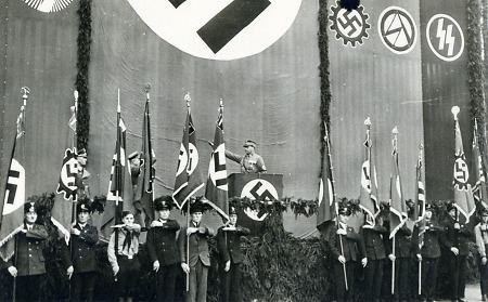 Fahnenparade bei der Maifeier in Bensheim, 1. Mai 1938