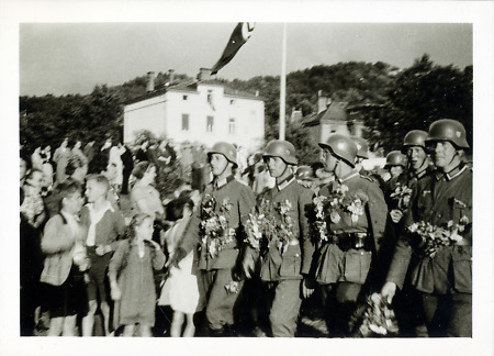 Wehrmachtssoldaten bei ihrer Begrüßung in Bensheim, 1937
