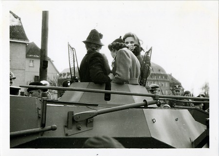 Frauen im Panzerwagen in Bensheim, 19. März 1939