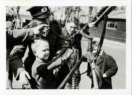 Kind schießt mit einem MG 34 am „Tag der Wehrmacht“ in Bensheim, 19. März 1939
