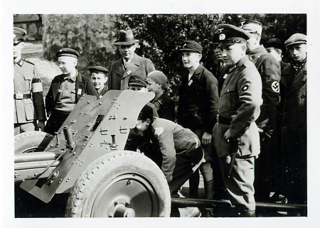 Kinder an einer Panzerabwehrkanone am „Tag der Wehrmacht“ in Bensheim, 19. März 1939
