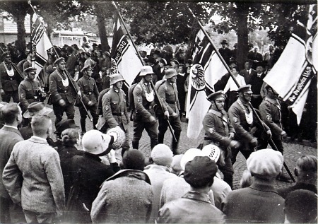 Der Stahlhelm marschiert durch Bensheim, um 1935