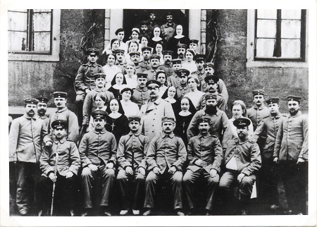 Pfleger und Patienten eines Lazaretts in Bensheim, 1914