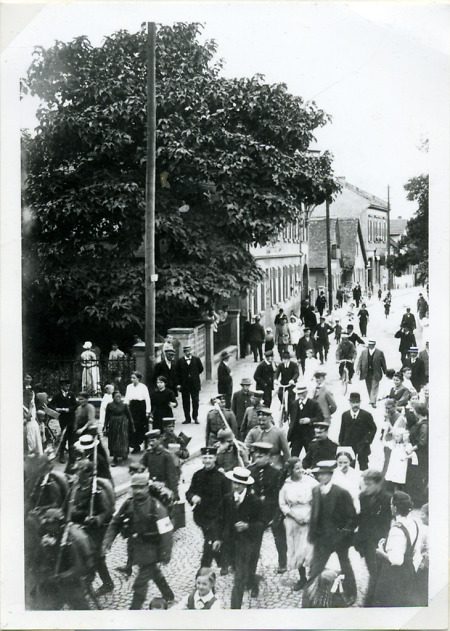Marsch des Infanterie-Regiments 94 in Auerbach, 1915