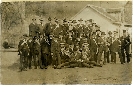 Junge Männer aus Auerbach nach der Musterung, 1913